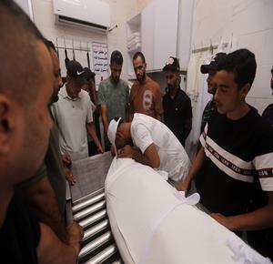 مواطنون يودعون جثماني  شهيدين في مجمع الشفاء الطبي بمدينة غزة،حيث استشهد احدهما في استهداف إسرائيلي لبلدة بيت لاهيا  فيما اشتشهد الآخر متأثراً بإصابته في استهداف إسرائيلي سابق لمدينة غزة.